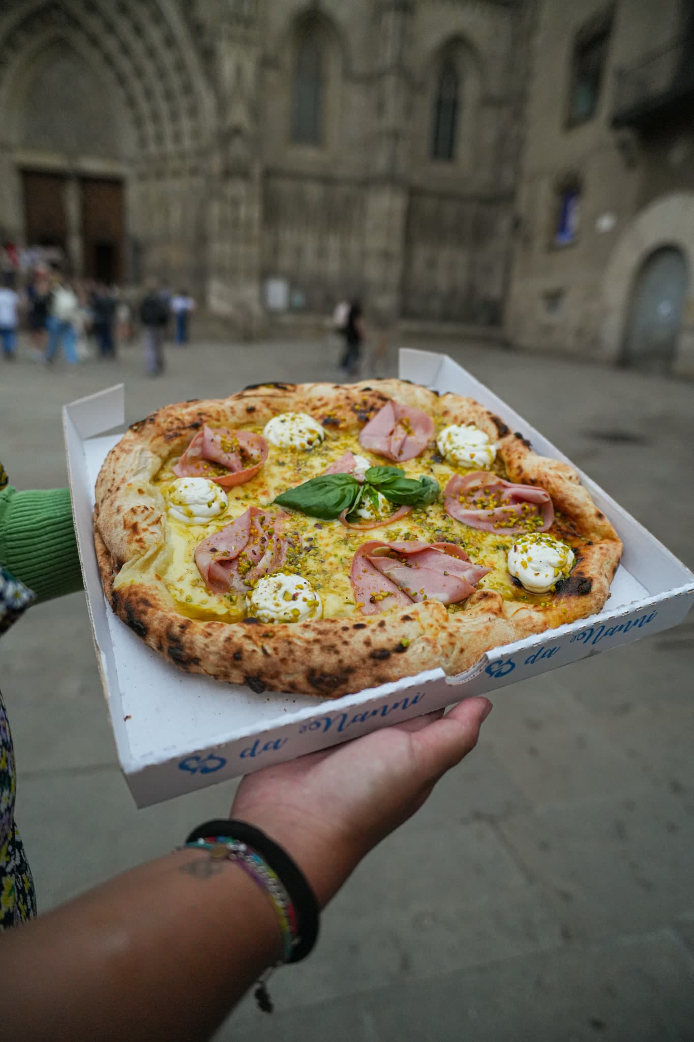Pizza napolitana Da Nanni para llevar frente a la Catedral de Barcelona